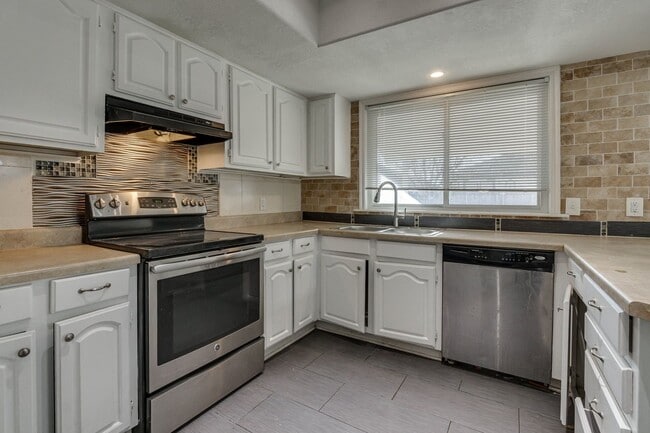 Building Photo - Spacious 3-bedroom home with bonus room, fenced yard, and 2-car garage in Country Hollow.