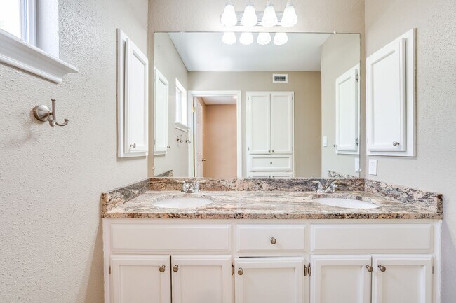 Building Photo - UPDATED 2-BEDROOM TOWNHOME IN MIDTOWN