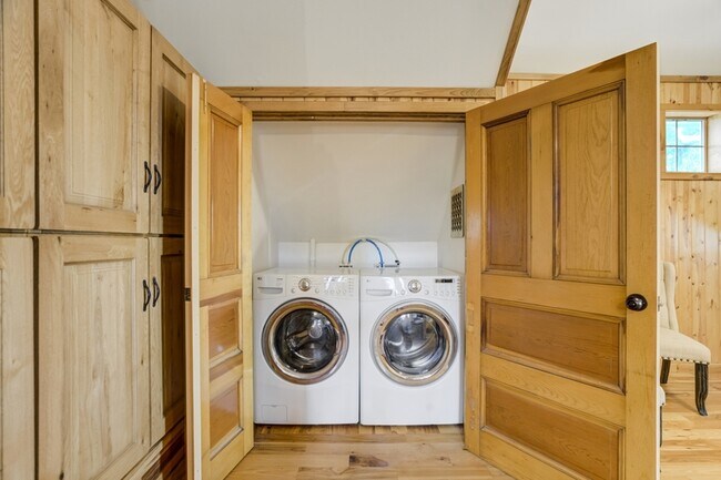 Building Photo - 515 W San Miguel St