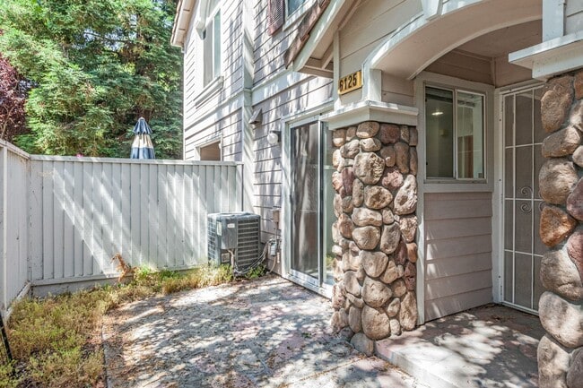 Building Photo - 6125 Lambeck Ln