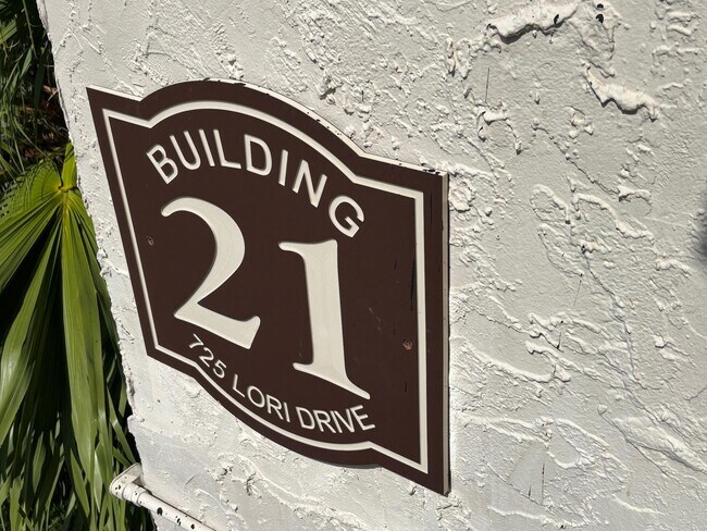 Building Photo - 725 Lori Dr