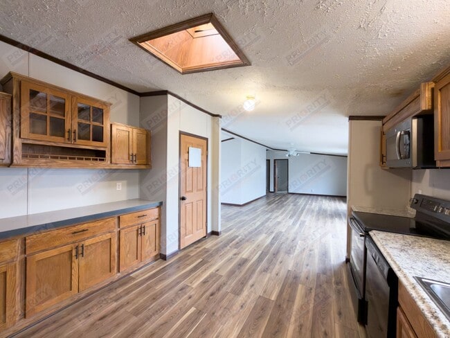 Building Photo - Spacious 4 bedroom single family home