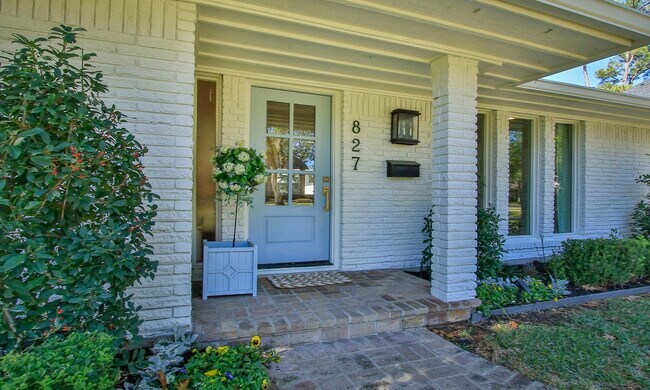 Building Photo - 827 St George Ln