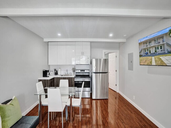 Building Photo - 906 N Riverside Dr