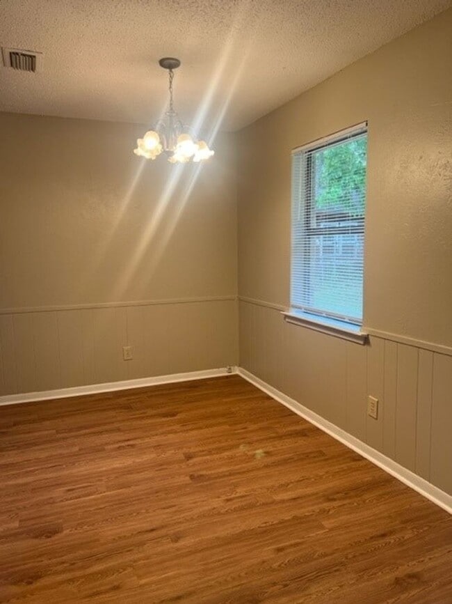 Building Photo - ***Awesome Home-Great Location***