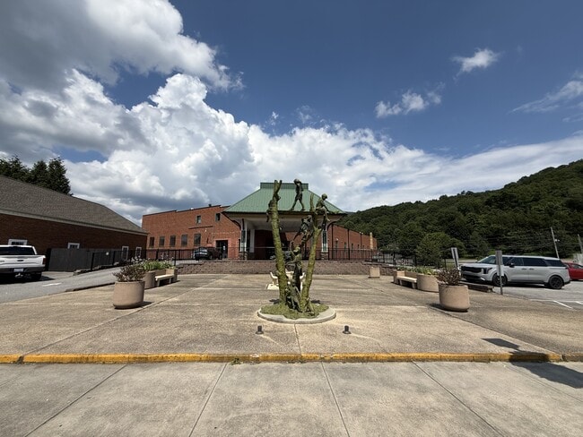 Building Photo - 215 S Jefferson Ave