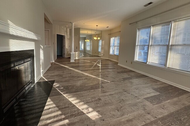 Building Photo - 1001 Brighthurst Dr