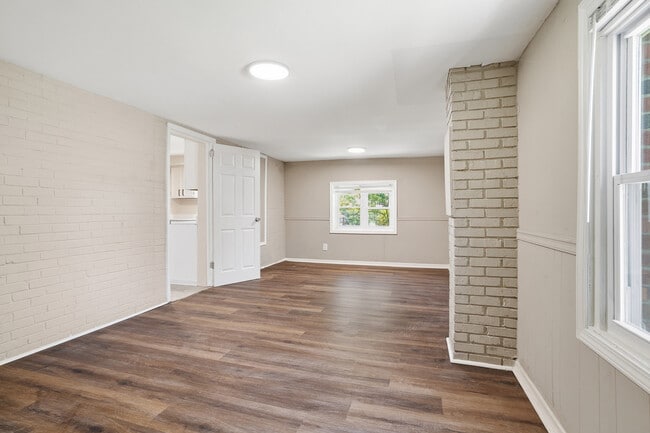 Building Photo - 624 Elm Dr