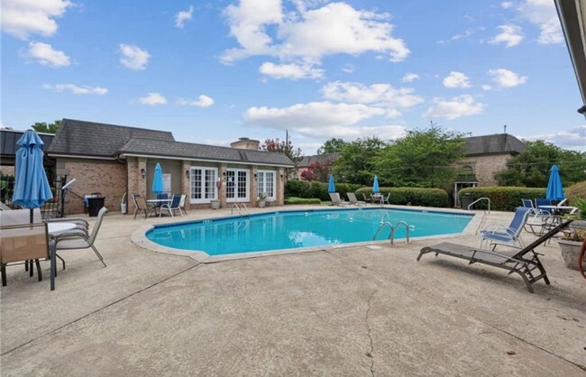 Building Photo - 6980 Roswell Rd