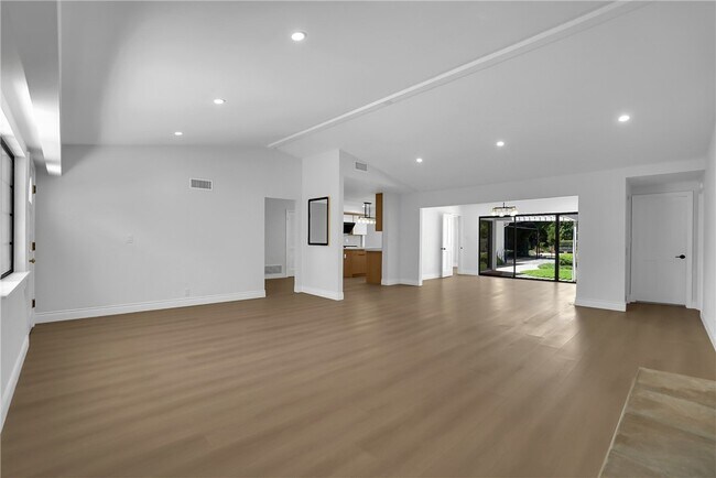 Building Photo - 325 W Le Roy Ave