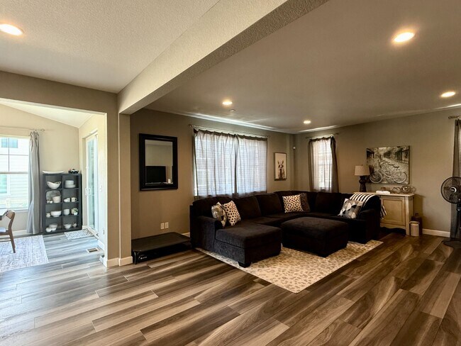 Building Photo - Spacious 5-Bedroom home with beautiful Vie...