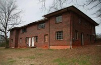 Building Photo - 305 W Oak St