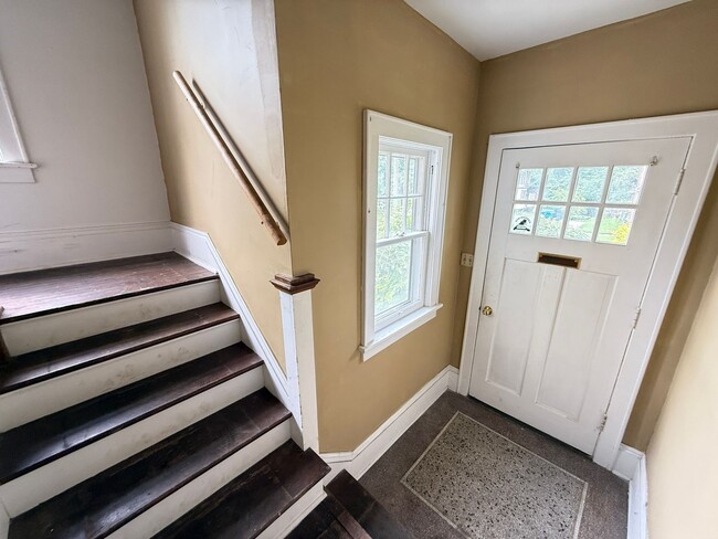 Building Photo - Well-Maintained 2-Bed Near Transit and Dow...