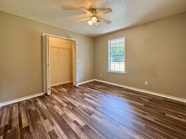 Building Photo - 2/1 Updated Rental Just North of Batesvill...