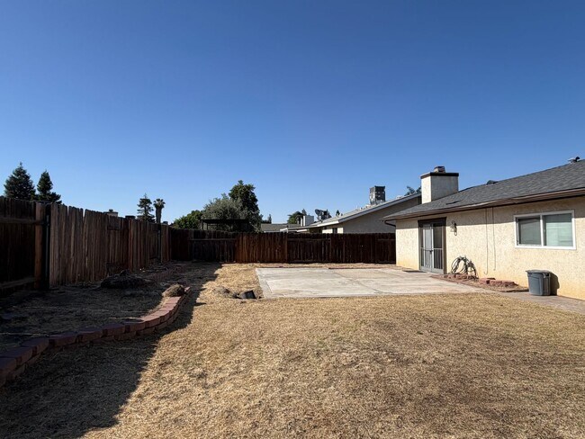 Building Photo - Wow Check out this 3 BD 2 BA SW Charmer near White Ln & Akers Road