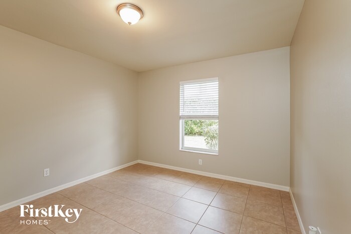 Building Photo - 4006 SE 9th Ct