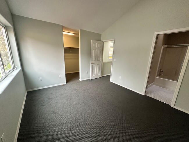 Building Photo - 2 Bed, 2 1/2 Bath townhome close to the River! Free month's rent on a 1 year lease!