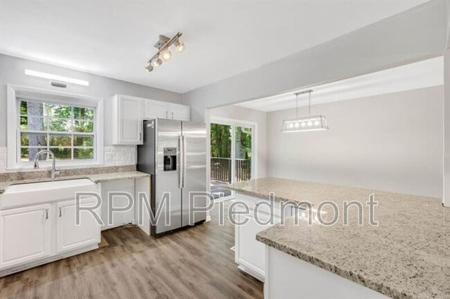 Building Photo - 2966 Fern Valley Dr SW