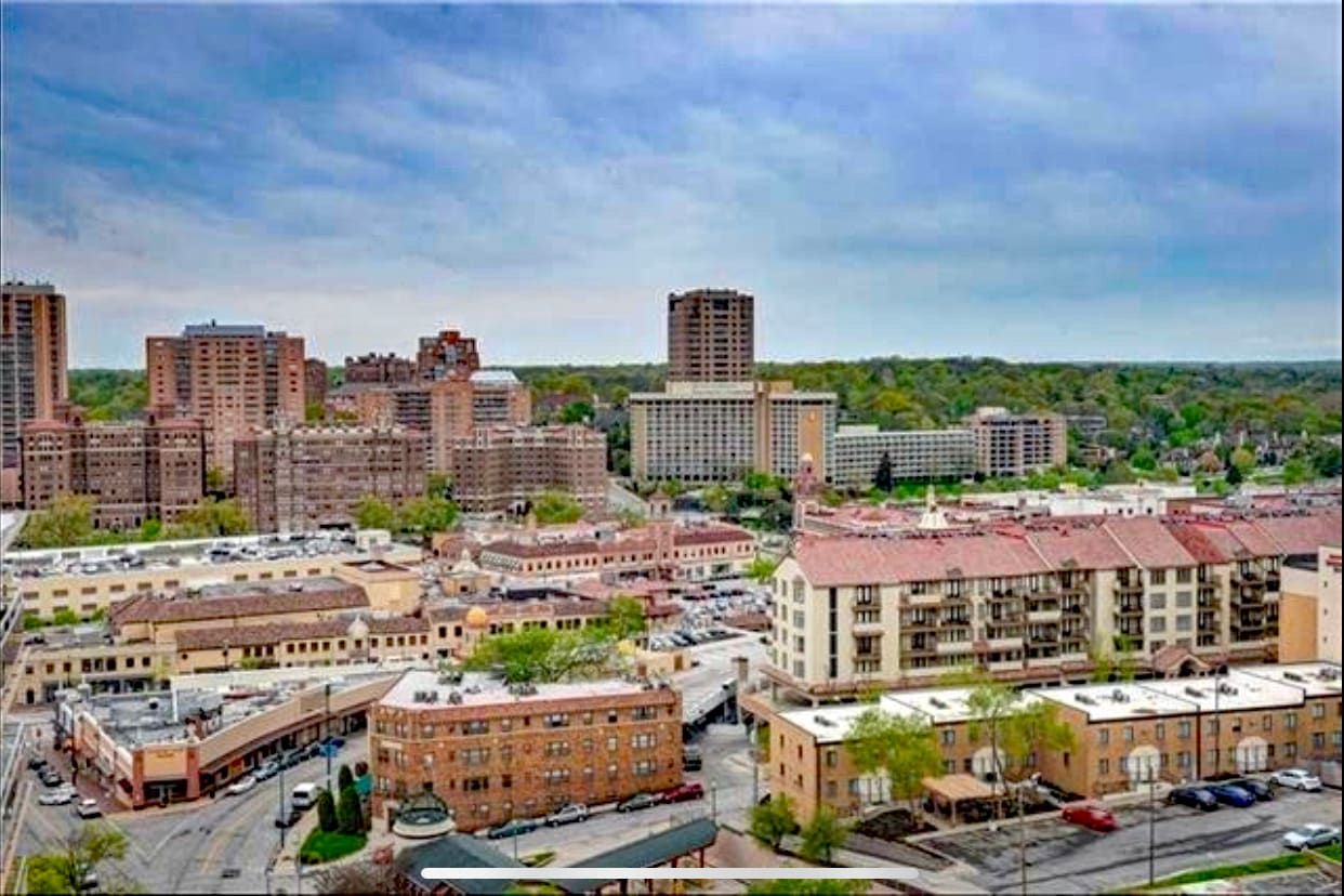 Building Photo - 4545 Wornall Rd