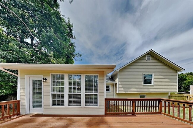 Building Photo - 450 Sumer Ln N