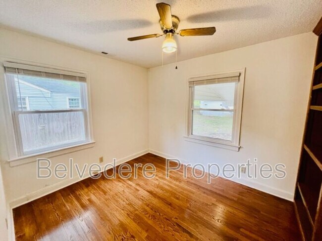 Building Photo - 2718 Robin Hood Dr