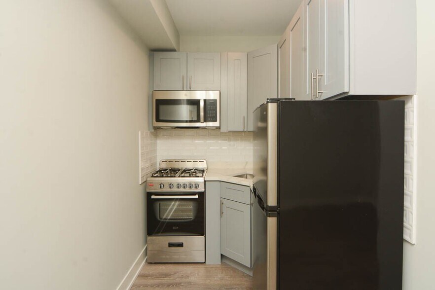 Building Photo - 501 W Belmont Ave