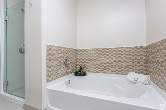 Building Photo - Galleria Oasis | 1 Month Free!