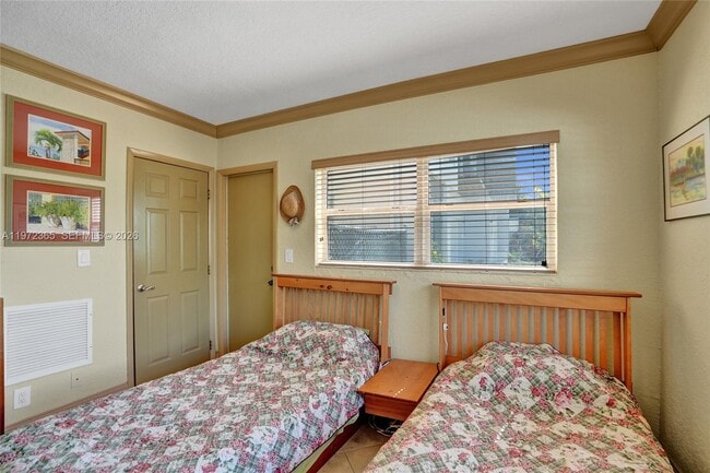 Building Photo - 744 NE 14th Ave