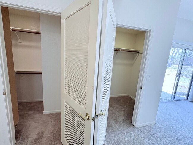 Building Photo - Spacious 2bd/2bath + Den home in gorgeous community (there's a lake!)