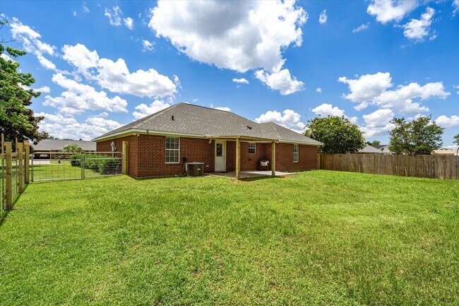Building Photo - 3/2 OFF SILVERHILL AVE