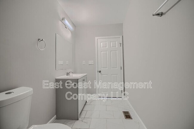 Building Photo - 2622 Llewelyn Ave