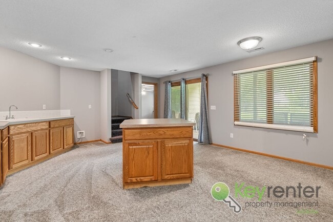 Building Photo - Beautiful, Rare 6 bedroom 3 bath house!
