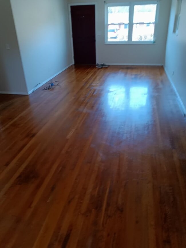 Building Photo - 3 Bedroom / 1 Bath Brick Ranch Home  Johnson City, TN