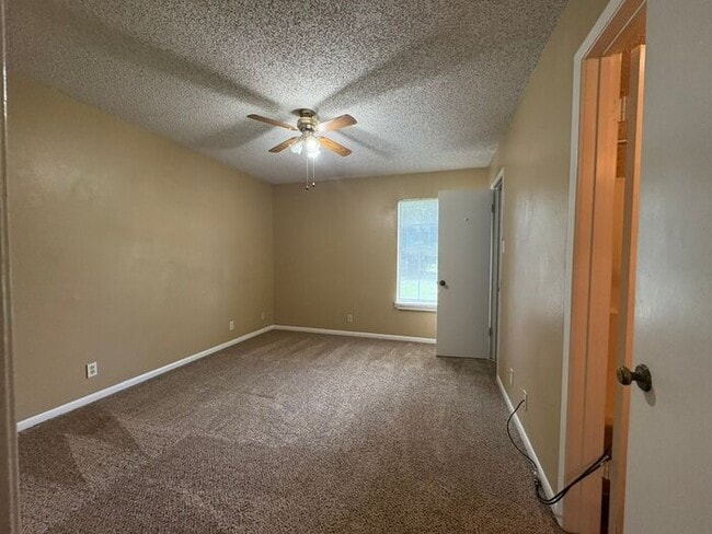 Building Photo - Available Now! Charming 2 Bed, 2 Bath Dupl...