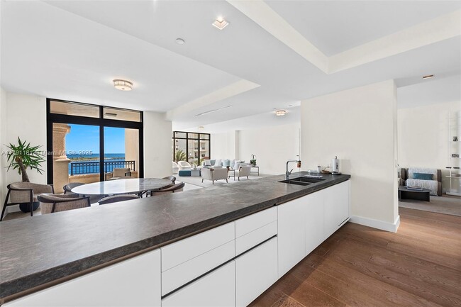 Building Photo - 7055 Fisher Island Dr