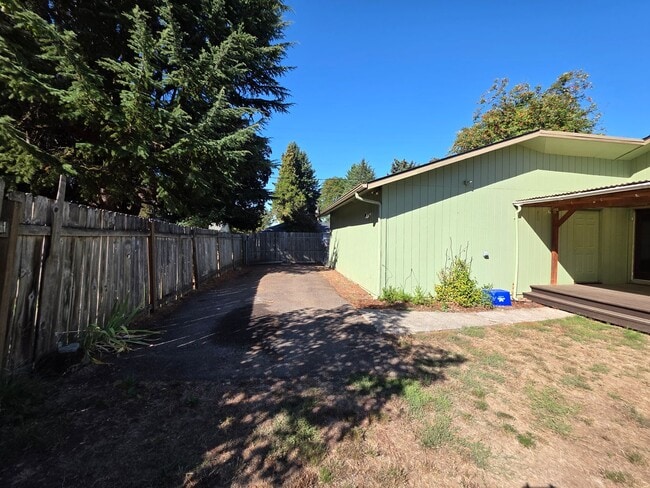 Building Photo - Charming 3 bedroom 2 bath