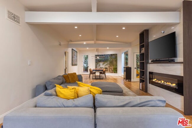 Building Photo - 7473 Mulholland Dr