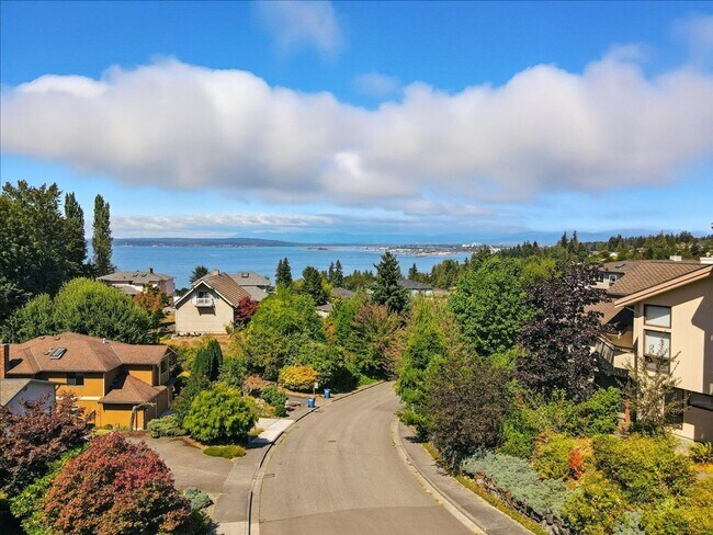 Building Photo - 5Bd/2.5Ba Everett Home