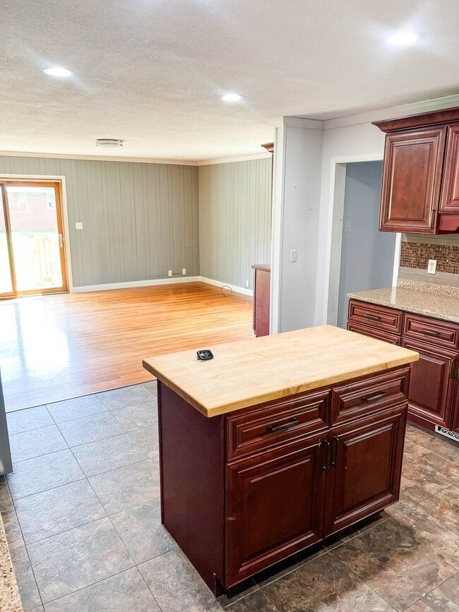 Building Photo - FOR RENT SAINT JOE-MOVE IN READY