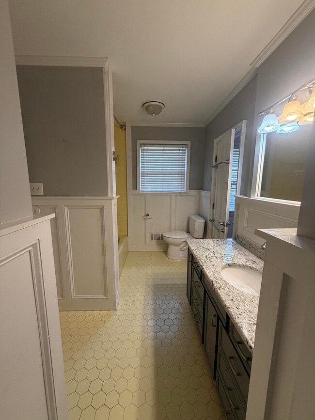 Building Photo - 115 Adams Ave