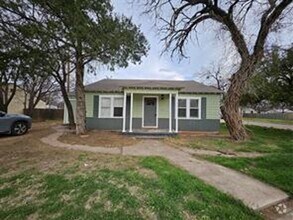 Building Photo - 4 BEDROOM, 2 BATH! CORNER LOT