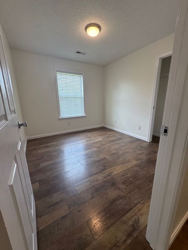 Building Photo - 394 Valley View Dr