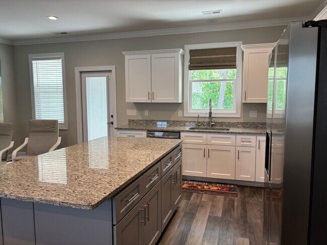 Building Photo - New home in Pine Knoll Shores
