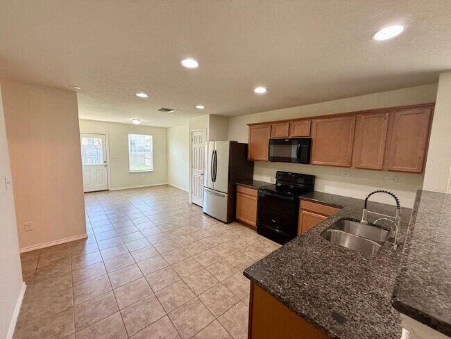 Building Photo - Beautiful 3 bedroom, 2.5 bathroom with an office in a prime New Braunfels location!