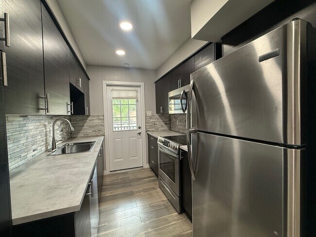 Building Photo - 8299 Kingsbrook Rd