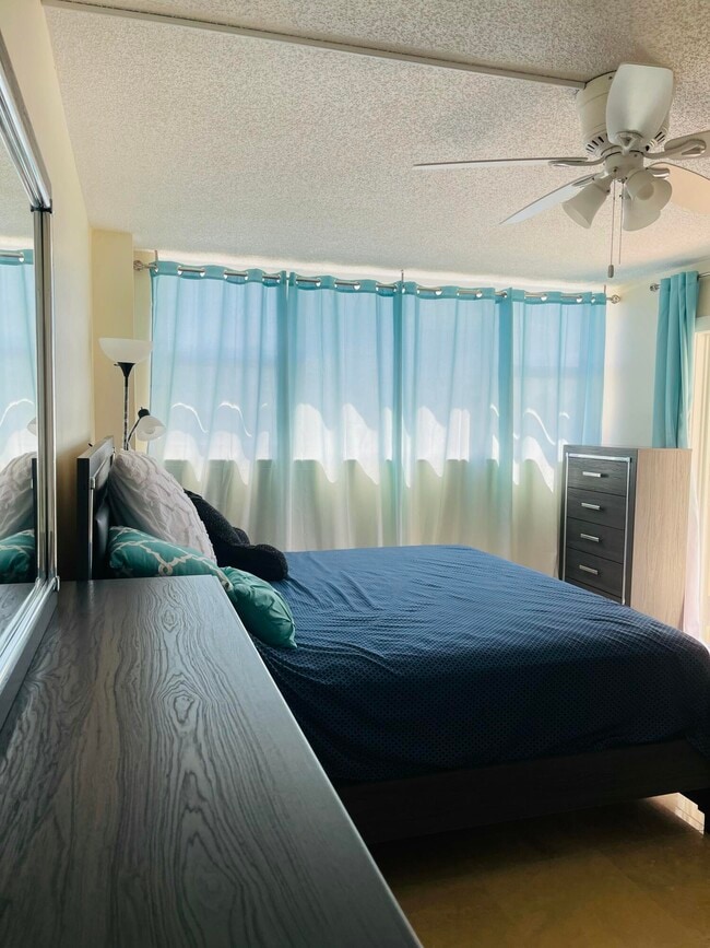 Building Photo - 1237 Hillsboro Mile