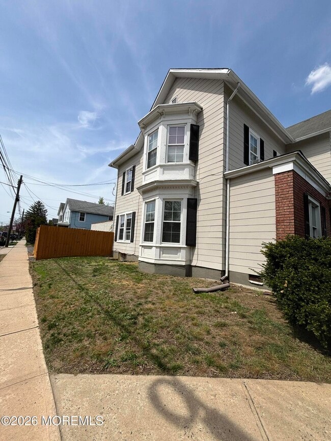 Building Photo - 68 Maple Ave