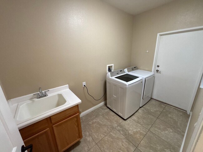 Building Photo - ***MOVE-IN SPECIAL!!!*** 2-Bedroom, 2-Bathroom Townhome located in Henderson, Nevada