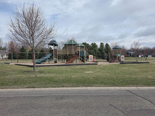 Building Photo - 9165 Golden Pond Ln N