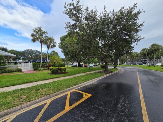 Building Photo - 1526 Whitehall Dr